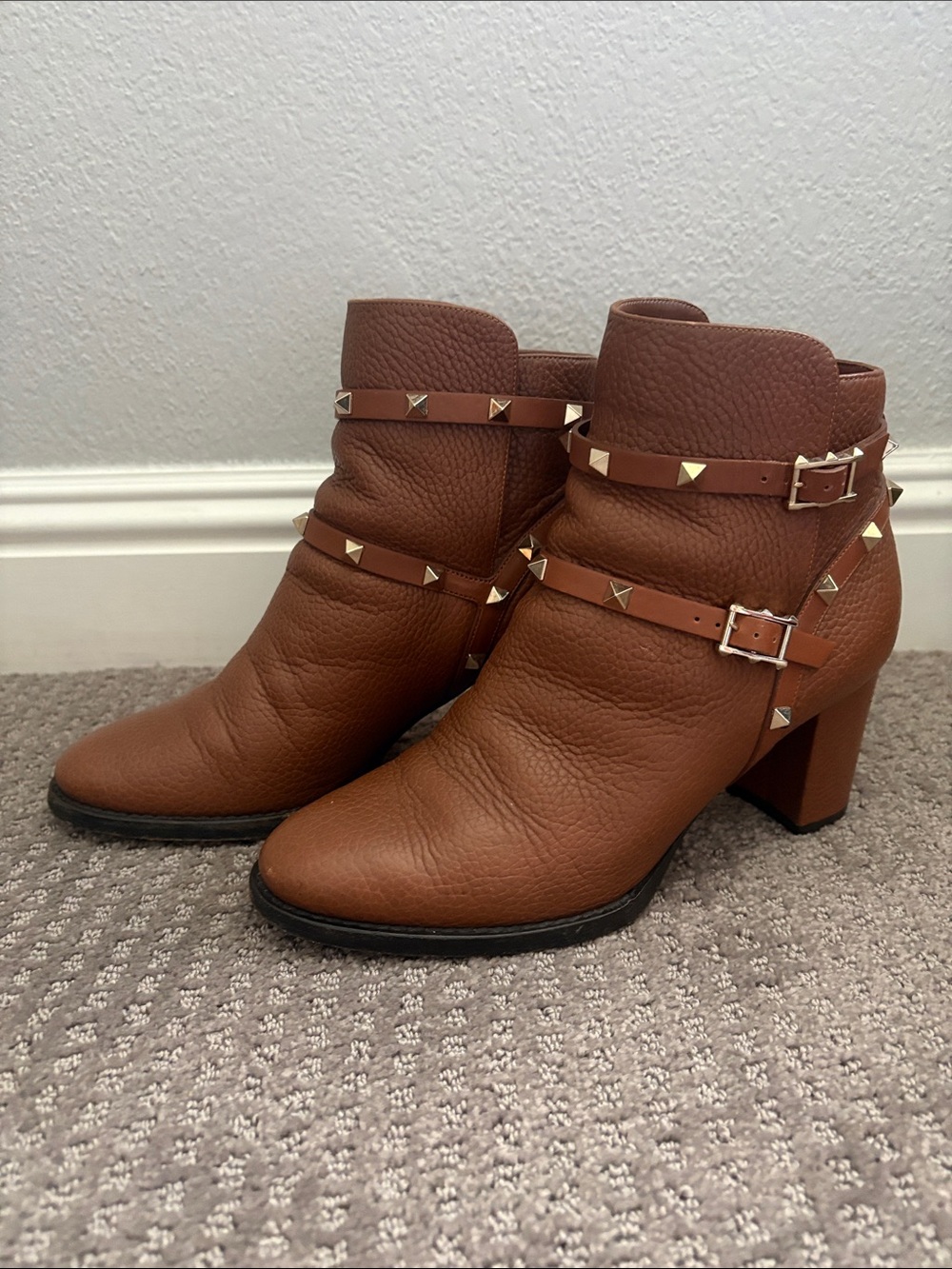 Valentino Garavani cognac pebbled leather rockstud ankle boots EU 39/8 1/2